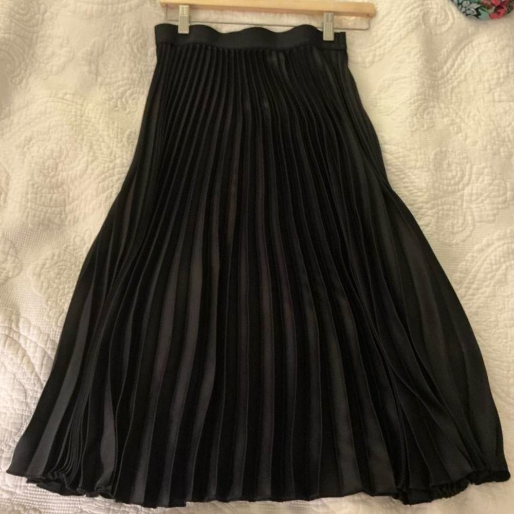 H&M Black A-Line Pleated Skirt